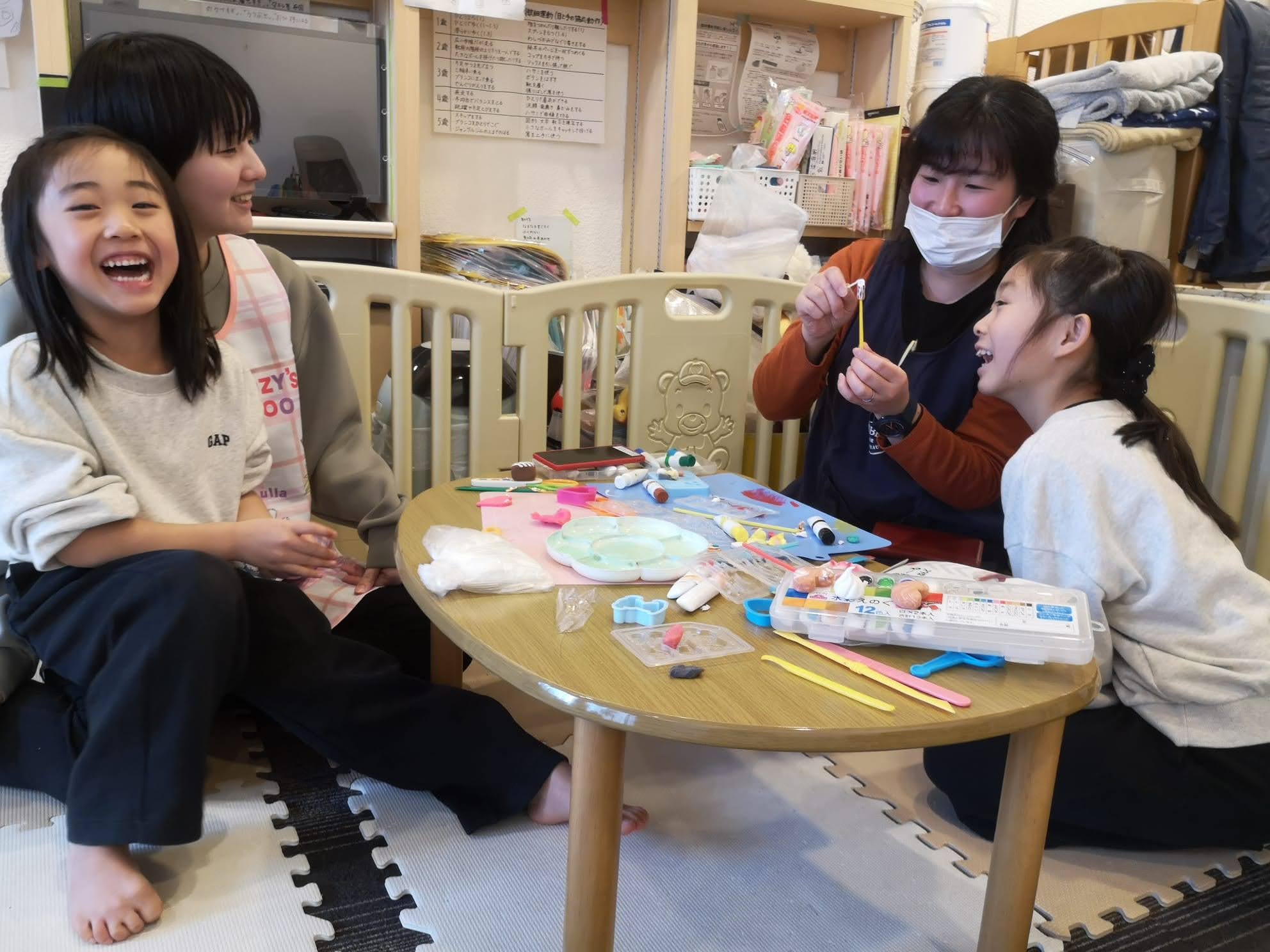 保育士と子どもの触れ合い