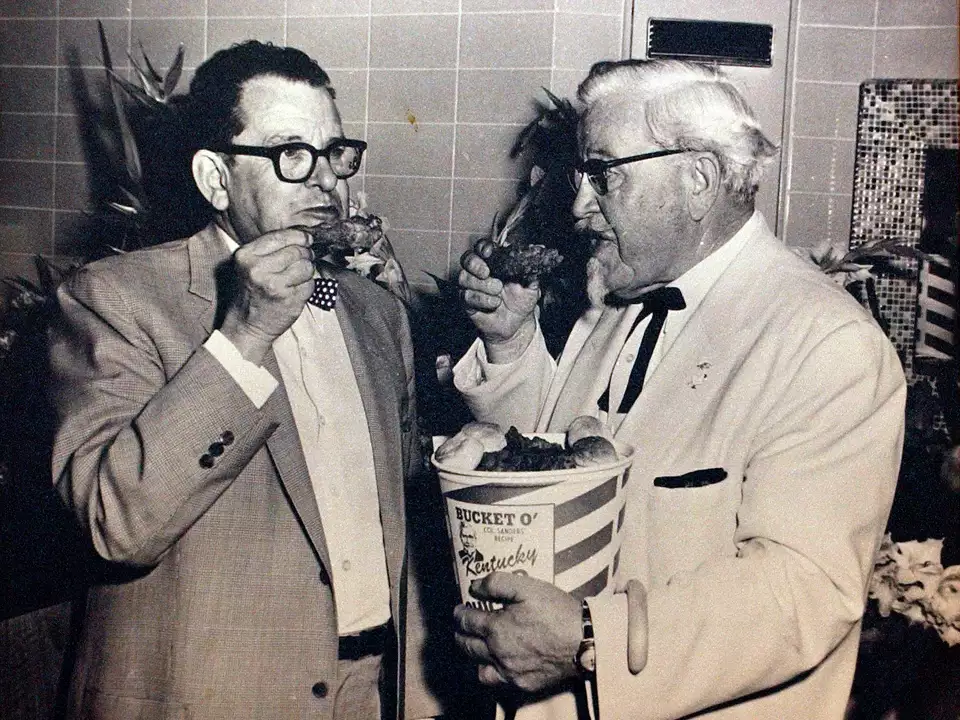 白いスーツに身を包んだ晩年のサンダース